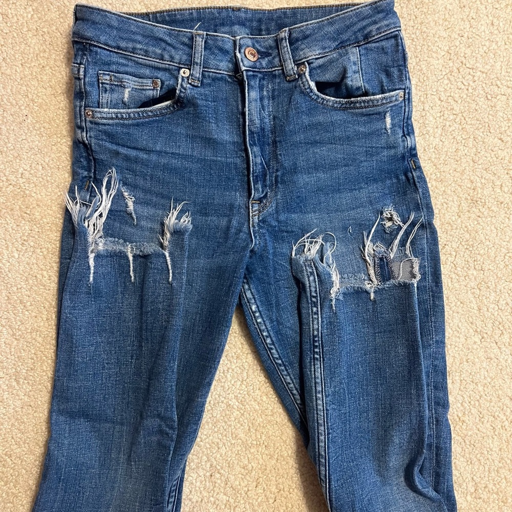 Distressed skinny jeans